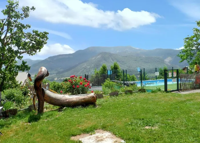 A Avec Piscine Partagee Et Vue