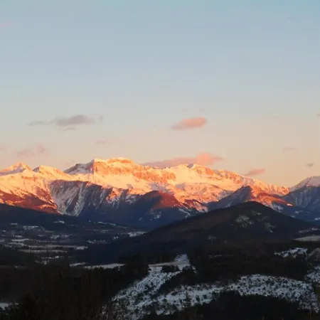à Avec Piscine Partagée Et Vue Appartamento