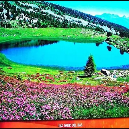 à Avec Piscine Partagée Et Vue *