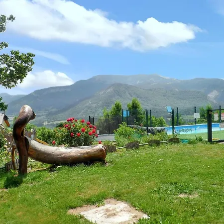 à Avec Piscine Partagée Et Vue