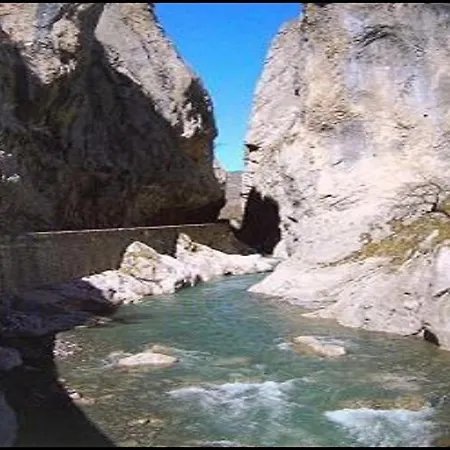 A Avec Piscine Partagee Et Vue