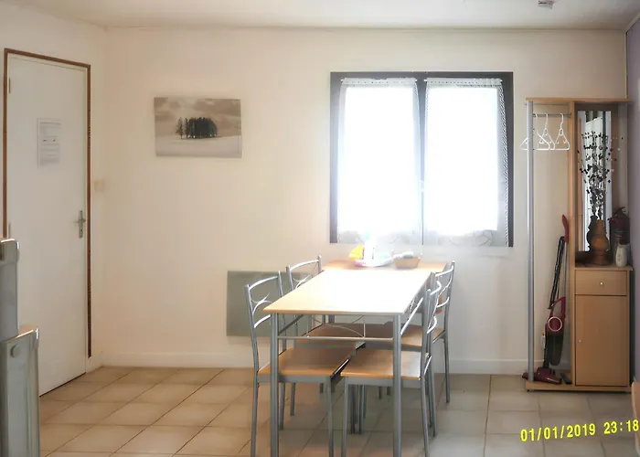 A Avec Piscine Partagee Et Vue